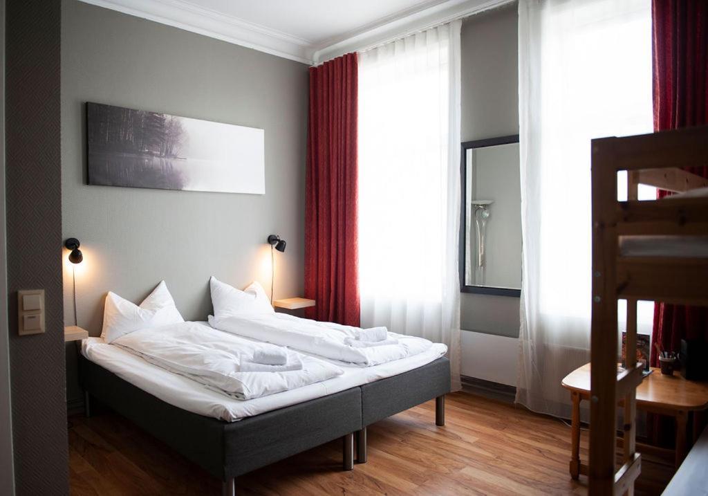 Henriks Hotell Σίεν Εξωτερικό φωτογραφία